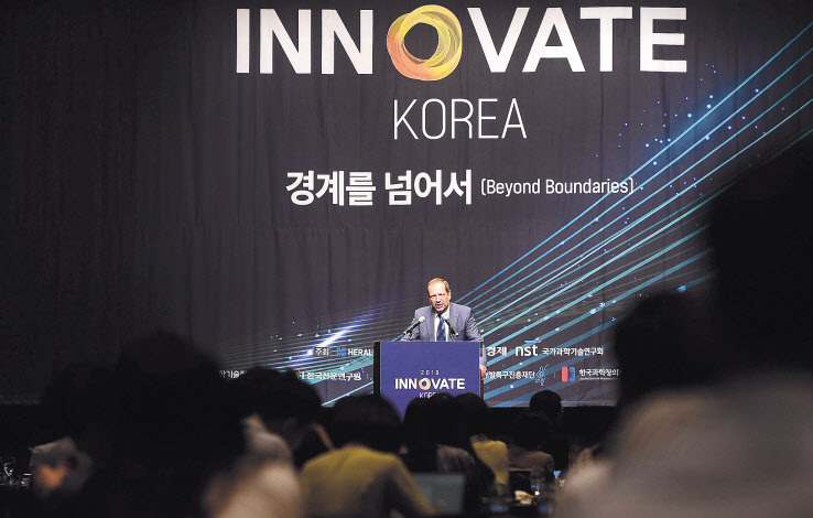 아나톨리 페트루코비치 러시아과학아카데미 우주과학연구소장은 10일 헤럴드경제 주최로 서울 장충동 신라호텔에서 열린 ‘이노베이트 코리아 2019’에서 기조연설에서 “21세기 지구를 넘어’(Beyond earth in 21th century : the Moon)라는 주제로 기조연설을 했다.