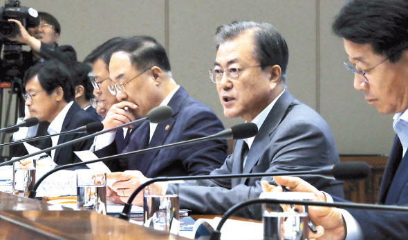 문재인 대통령이 9일 오후 청와대에서 열린 공정경제 성과보고 회의에서 발언하고 있다.  [연합]