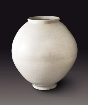 지난달 26일 서울옥션 경매에서 조선시대 백자대호(41×45.5cm)가 31억원에 낙찰되며 도자기부문 신기록을 경신했다.  [한국미술시가감정협회]