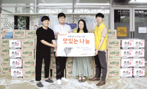 지난 9일 삼양식품 임직원들이 서울문화재단 관계자에 라면을 전달하고 있다.
[삼양식품 제공]