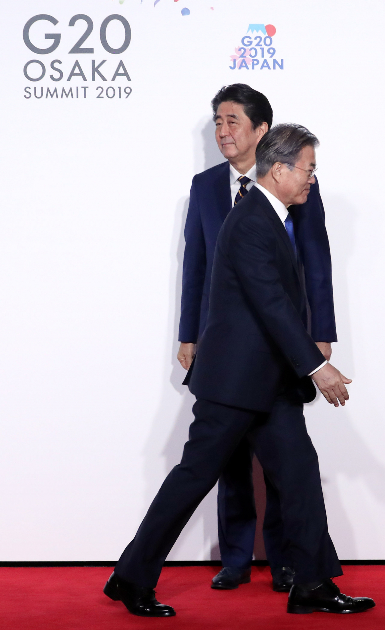문재인 대통령이 지난달 28일 오전 인텍스 오사카에서 열린 G20 정상회의 공식환영식에서 의장국인 일본 아베 신조 총리와 악수한 뒤 이동하고 있다.[연합]