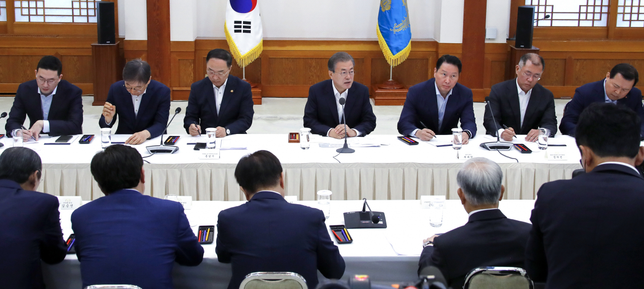 문재인 대통령이 10일 오전 청와대에서 30대 기업을 만나 일본의 수출규제 조치와 관련한 대책을 논의하기에 앞서 인사말을 하고 있다. 이날 간담회에는 삼성·현대차·SK·LG·롯데 등 5대 그룹을 포함해 총자산 10조 원 이상 대기업 30개사와 경제단체 4곳이 참석했다. 왼쪽부터 구광모 LG 회장, 윤부근 삼성전자 부회장, 홍남기 경제부총리 겸 기획재정부 장관, 문 대통령, 최태원 SK 회장, 정의선 현대차 수석부회장, 황각규 롯데 부회장. [연합]