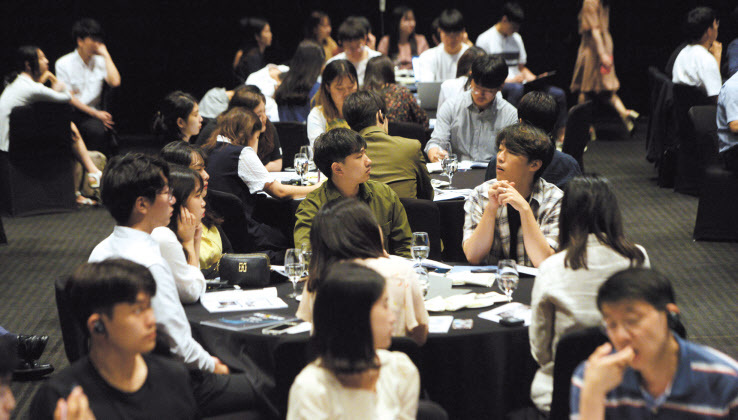 10일 서울 중구 장충동 신라호텔에서 ‘이노베이트 코리아(Innovate Korea) 2019’ 포럼이 열린 가운데 참석자들이 발표를 경청하고 있다.
박해묵 기자/mook@heraldcorp.com