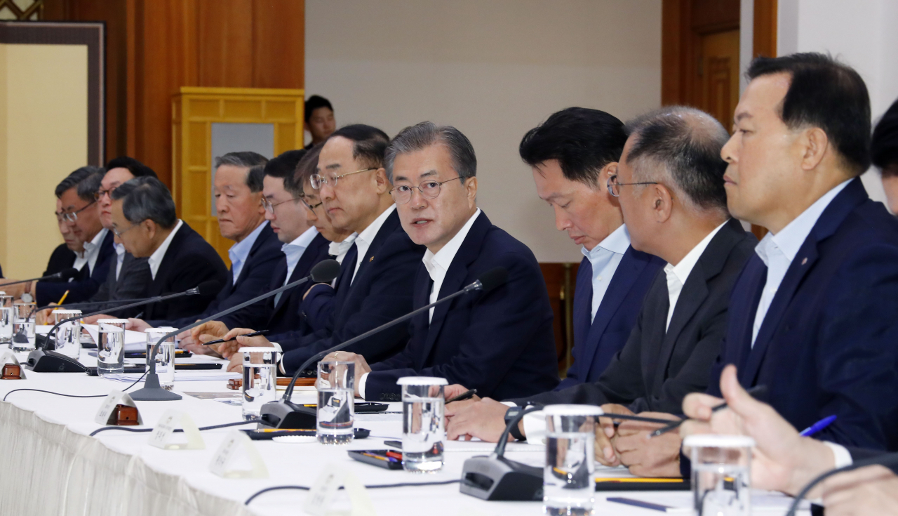 문재인 대통령이 지난 7월 10일 청와대에서 30대 기업을 만나 일본의 수출규제 조치와 관련한 대책을 논의하기에 앞서 인사말을 하고 있다. 이날 간담회에는 삼성·현대차·SK·LG·롯데 등 5대 그룹을 포함해 총자산 10조원 이상 대기업 30개사와 경제단체 4곳이 참석했다. [연합]