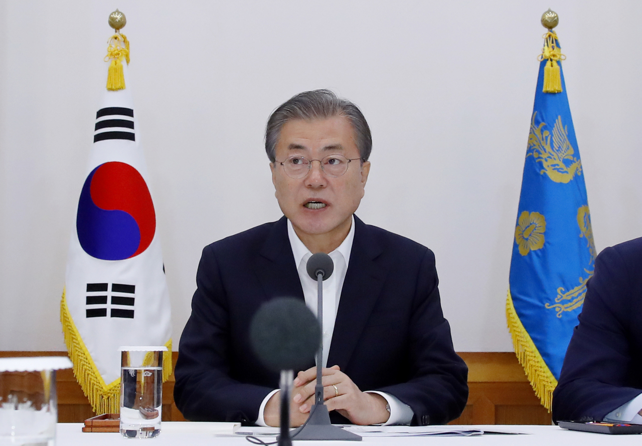 문재인 대통령이 10일 오전 청와대에서 30대 기업을 만나 일본의 수출규제 조치와 관련한 대책을 논의하기 앞서 인사말을 하고 있다. 이날 간담회에는 삼성·현대차·SK·LG·롯데 등 5대 그룹을 포함해 총자산 10조원 이상 대기업 30개사와 경제단체 4곳이 참석했다. [연합]