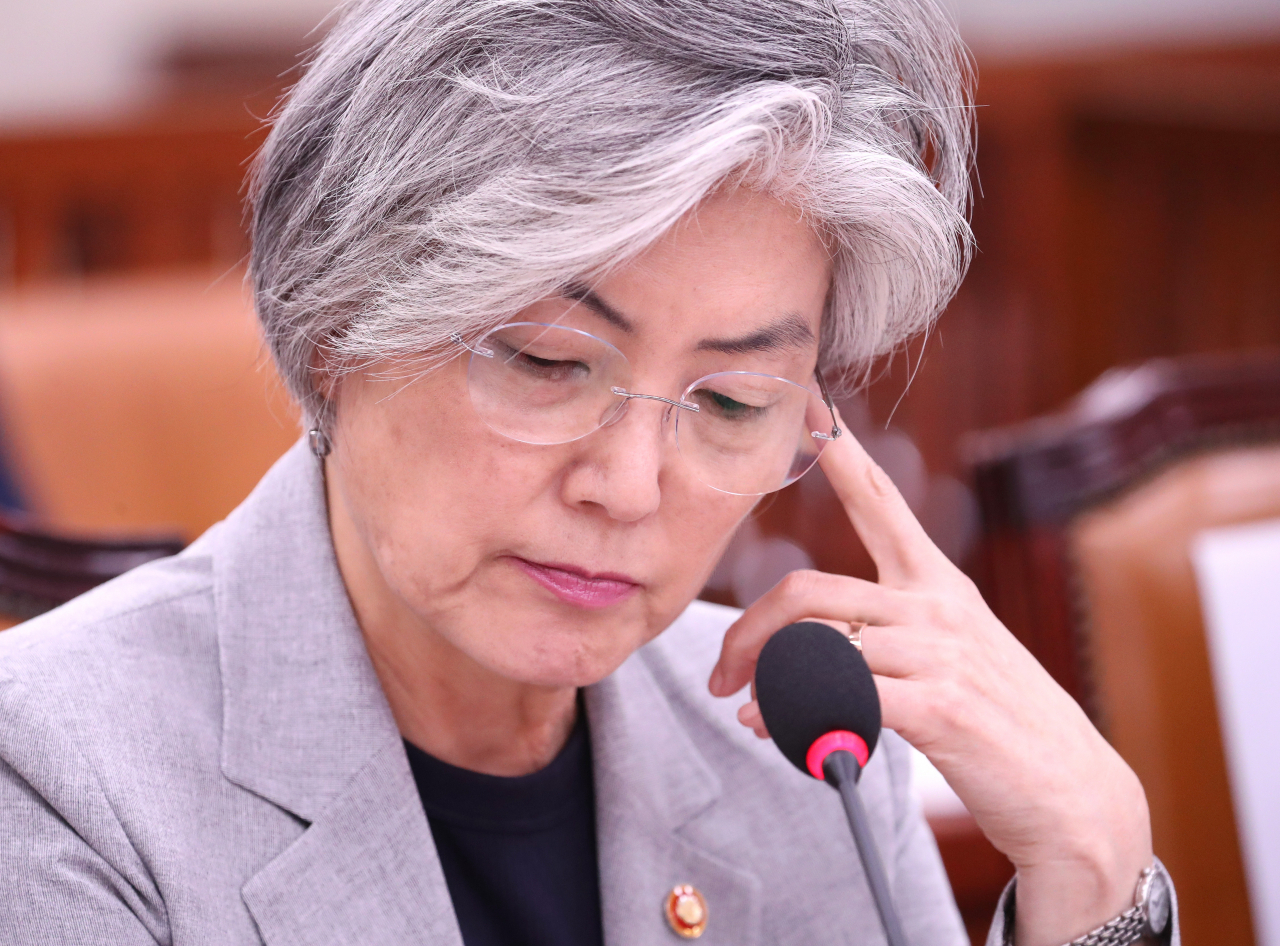 강경화 외교부 장관이 9일 오후 열린 국회 외교통일위원회 전체회의에 참석해 자료를 살피고 있다. [연합]