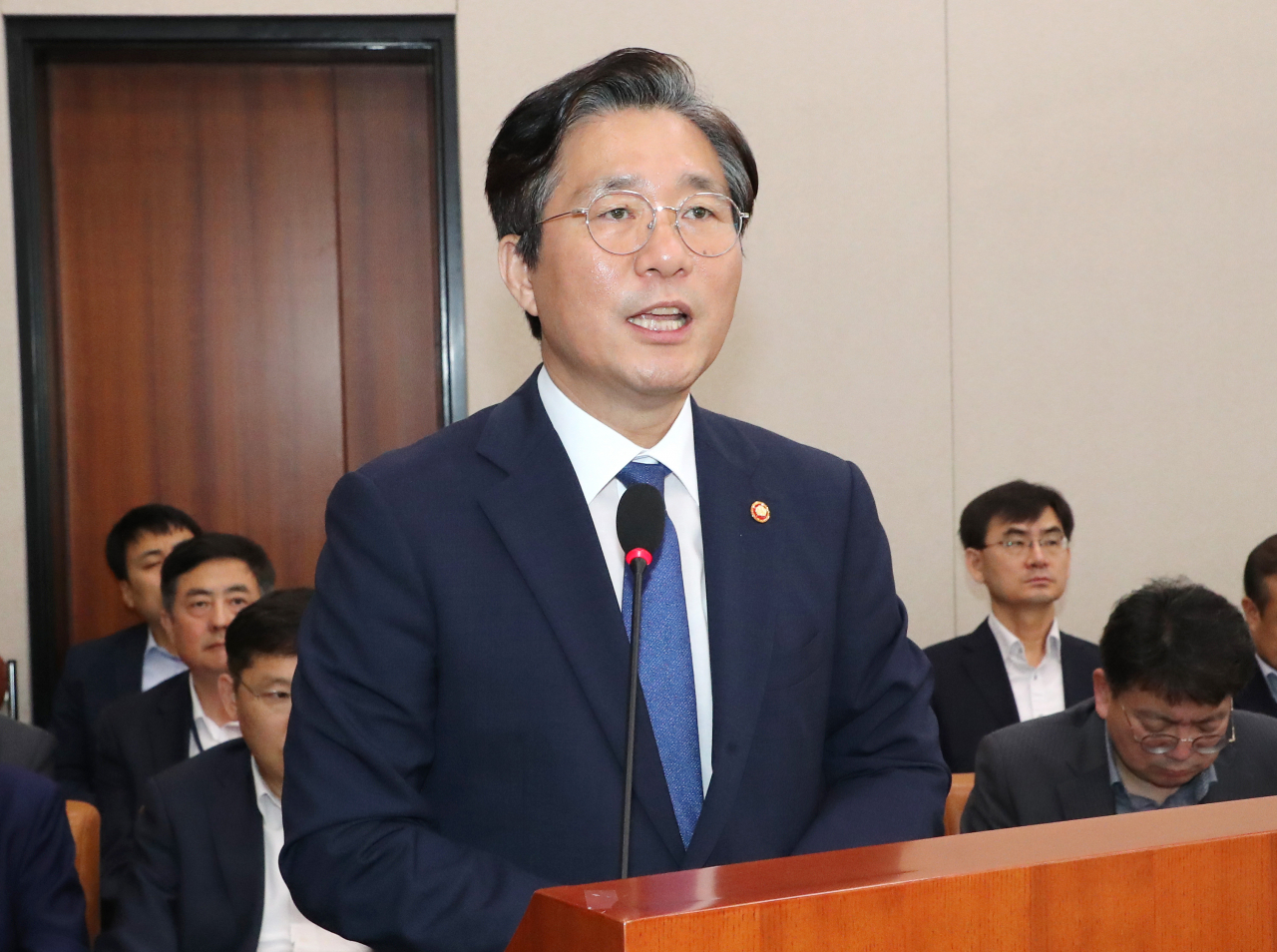성윤모 산업통상자원부 장관이 10일 오전 열린 국회 산업통상자원중소벤처기업위원회 전체회의에서 제안설명을 하고 있다.［연합］