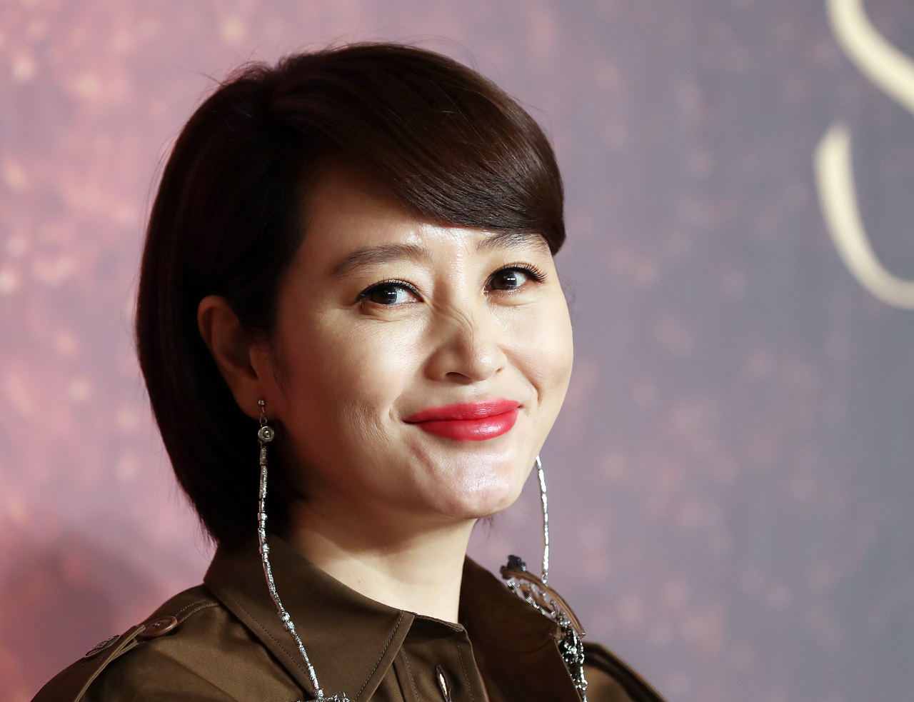 배우 김혜수의 어머니가 지인들로부터 13억 원을 빌린 후 갚지 않아 '빚투' 논란에 휩싸였다. 사진은 지난달 28일 경기도 부천에서 열린 ‘제23회 부천국제판타스틱영화제(BIFAN) 배우 특별전-매혹, 김혜수’ 기자회견에서 미소짓고 있는 모습. [연]