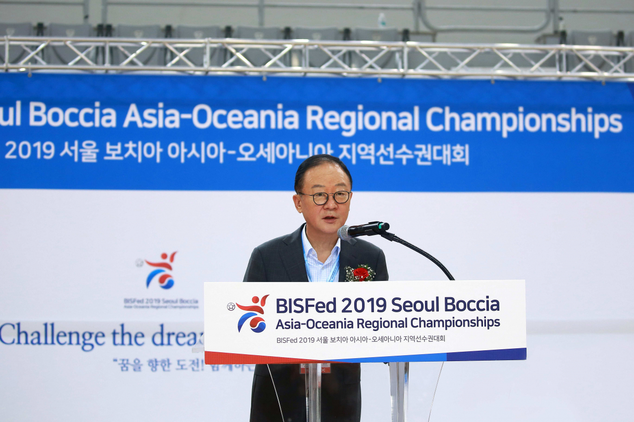 강성희 대한장애인보치아연맹 회장 겸 캐리어에어컨 회장이 ‘2019 서울 보치아 아시아-오세아니아지역 선수권 대회’에서 폐회 선언을 하고 있다.[캐리어에어컨 제공]