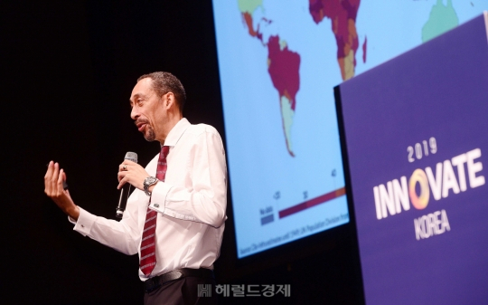 스펜서 쇼트 한국파스퇴르연구소 부소장이 10일 서울 중구 장충동 신라호텔 다이너스티룸에서 열린 '2019 이노베이트 코리아'에서 'AI와 100세 시대'의 주제로 강연을 하고 있다. 이상섭 기자/babtong@heraldcorp.com