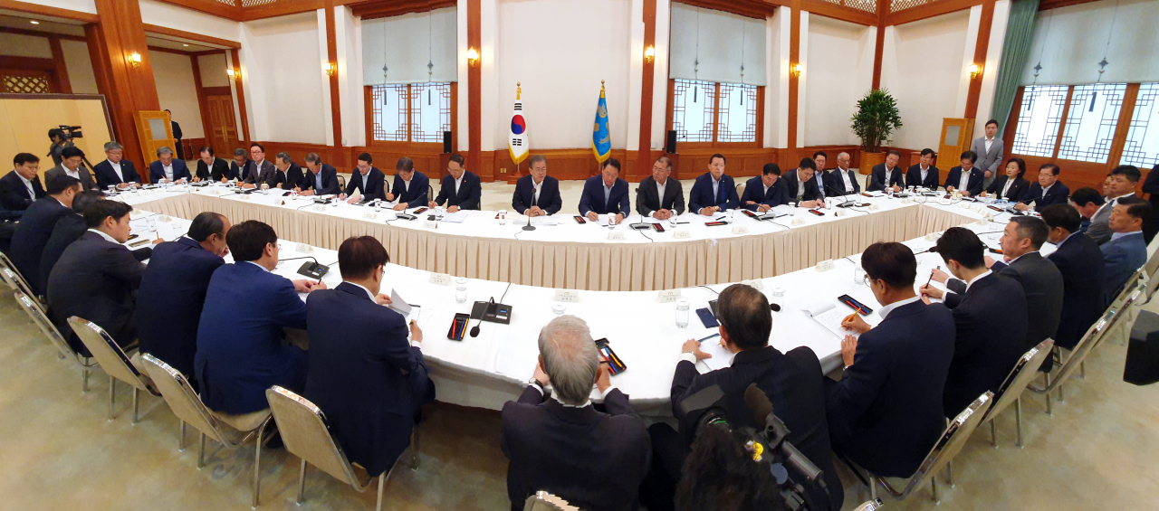 문재인 대통령이 10일 오전 청와대에서 30대 기업 대표들을 초청해 일본의 수출규제 조치와 관련한 대책을 논의하고 있다. [연합]