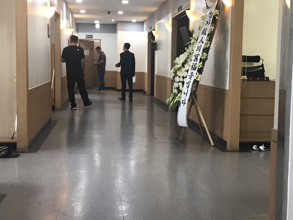 육군 23사단 소속 A일병 투신 사망사건과 관련해 군 당국의 북한 목선 사건과 거리두기와 배려병사 관리 공개 등 초기 대응에 문제가 있다는 지적이 제기된다. A일병 장례가 진행된 경기도 안양시 소재 한 병원 장례식장 앞에 군에서 보낸 조화가 놓여져 있다. [헤럴드DB]