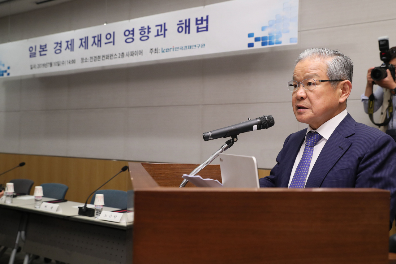 한경연은 10일 전경련회관 컨퍼런스센터에서 '일본 경제제재의 영향과 해법 긴급세미나'를 개최, 권태신 한경연 원장이 인사말을 하고 있다.