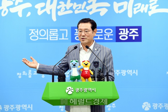 이용섭 광주광역시장이 10일 시청 브리핑룸에서 북한 선수단의 참가를 요청하고 있다. [사진=광주시]