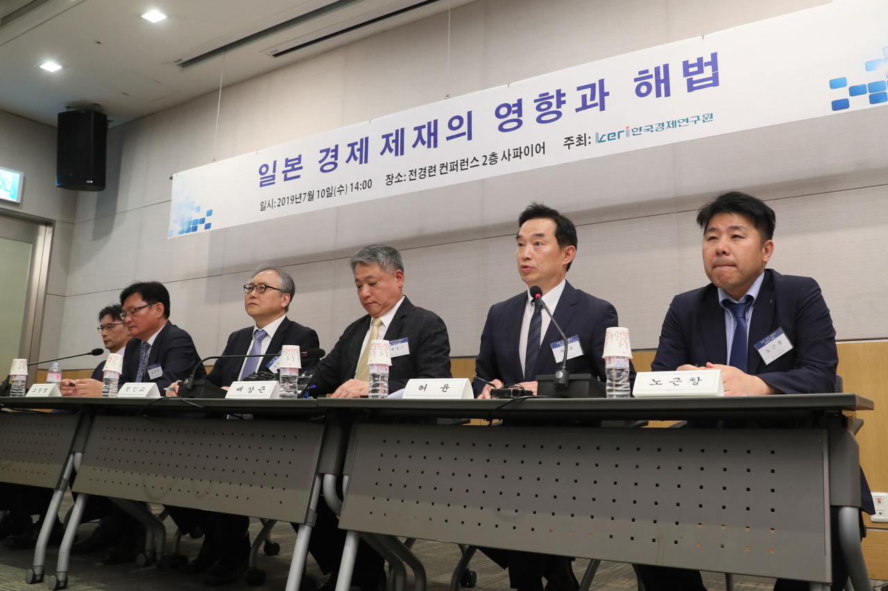 한경연은 10일 전경련회관 컨퍼런스센터에서 '일본 경제제재의 영향과 해법 긴급세미나'를 개최, 토론에서 허윤 서강대 교수가 발언하고 있다. 사진 왼쪽부터 이주완 하나금융경영연구소 연구위원, 조경엽 한경연 선임연구위원, 정인교 인하대 교수, 배상근 한경연 전무, 허윤 서강대 교수, 노근창 현대차증권 리서치 센터장. [전경련 제공]