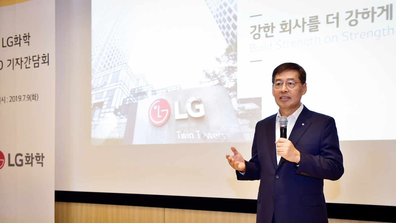 LG화학 신학철 부회장이 최근 기자 간담회에서 전기차 관련 첨단소재 사업 강화 방침을 밝혔다. [LG화학 제공]