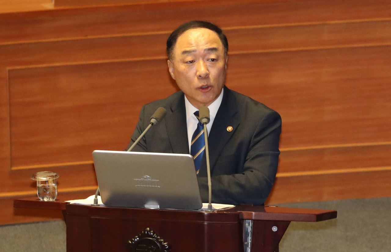 홍남기 경제부총리가 10일 오후 국회 본회의에서 의원들의 경제분야 대정부질문에 답변하고 있다. [연합]