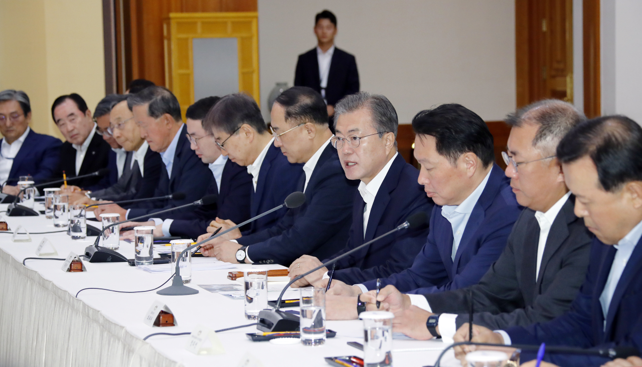 President Moon Jae-in speaks to business leaders at a meeting in Cheong Wa Dae in Seoul on Wednesday. (Yonhap)