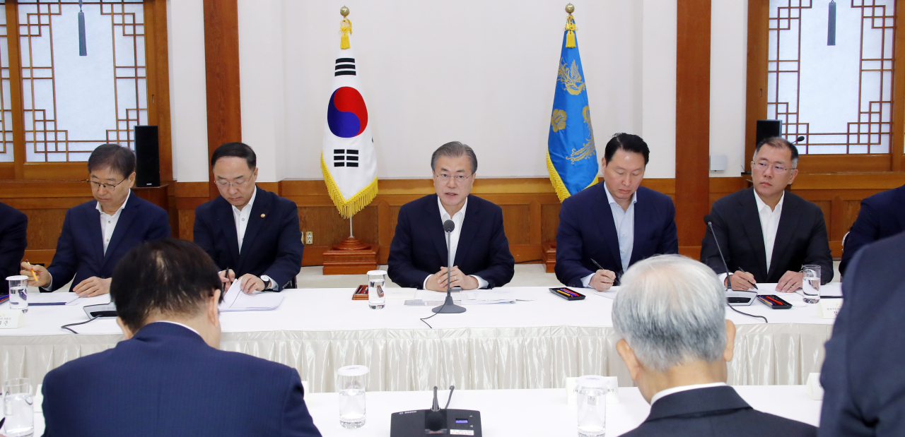 President Moon Jae-in speaks at a meeting with South Korean business leaders at the presidential office on Wednesday. Yonhap