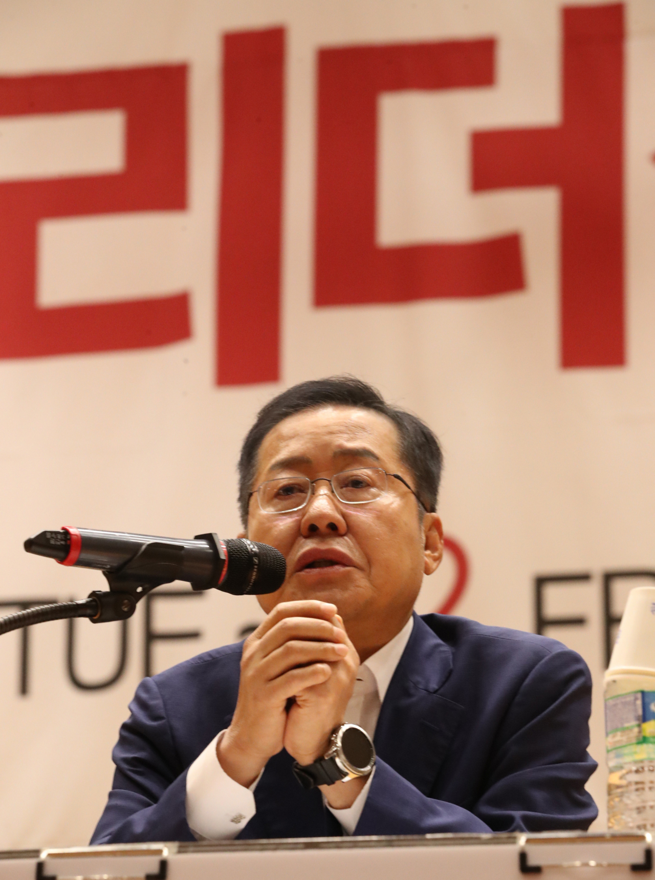 홍준표 전 자유한국당 대표가 10일 국회 의원회관에서 열린 대학생 리더십 아카데미에서 강연하고 있다. [연합]