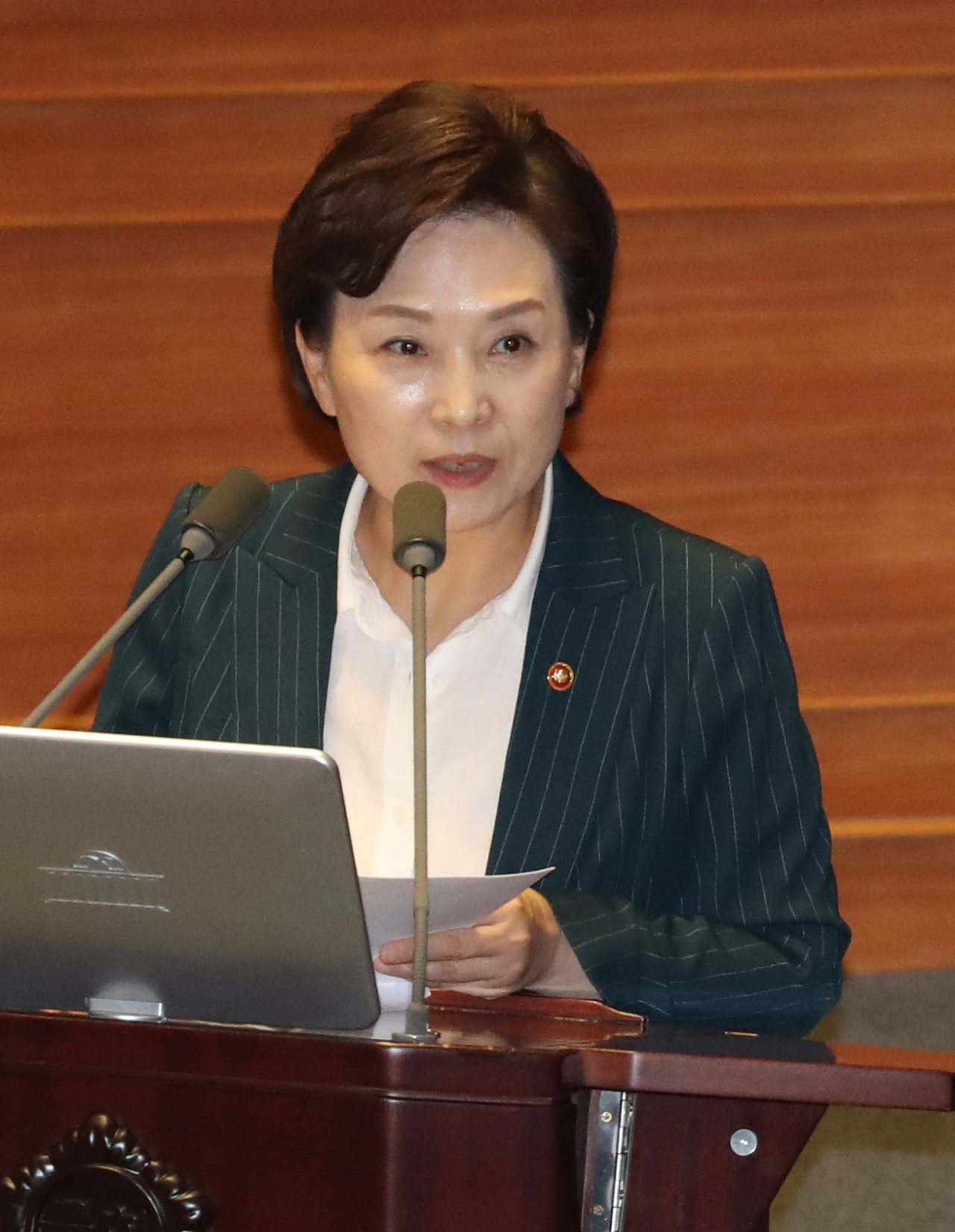 김현미 국토교통부 장관이 10일 오후 국회 본회의에서 의원들의 경제분야 대정부질문에 답변하고 있다. [연합]