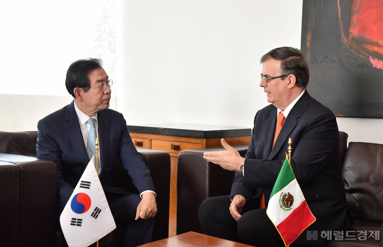 중남미를 순방 중인 박원순 시장이 10일 오전 10시45분(현지시간) 멕시코 외교부에서 전 멕시코시티 시장이자 기후변화세계시장협의회(WMCCC) 의장을 역임한 마르셀로 루이스 에브라르드 카사우본(Marcelo Luis Ebrand Casaub&oacute;n) 외교장관과 면담하고 있다. 이진용 기자/heraldcorp.com