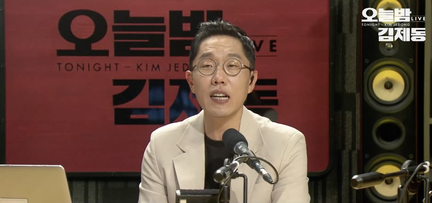 KBS 시사프로그램 ‘오늘밤 김제동’ 을 진행하고 있는 방송인 김제동의 모습. [KBS 방송 캡처]