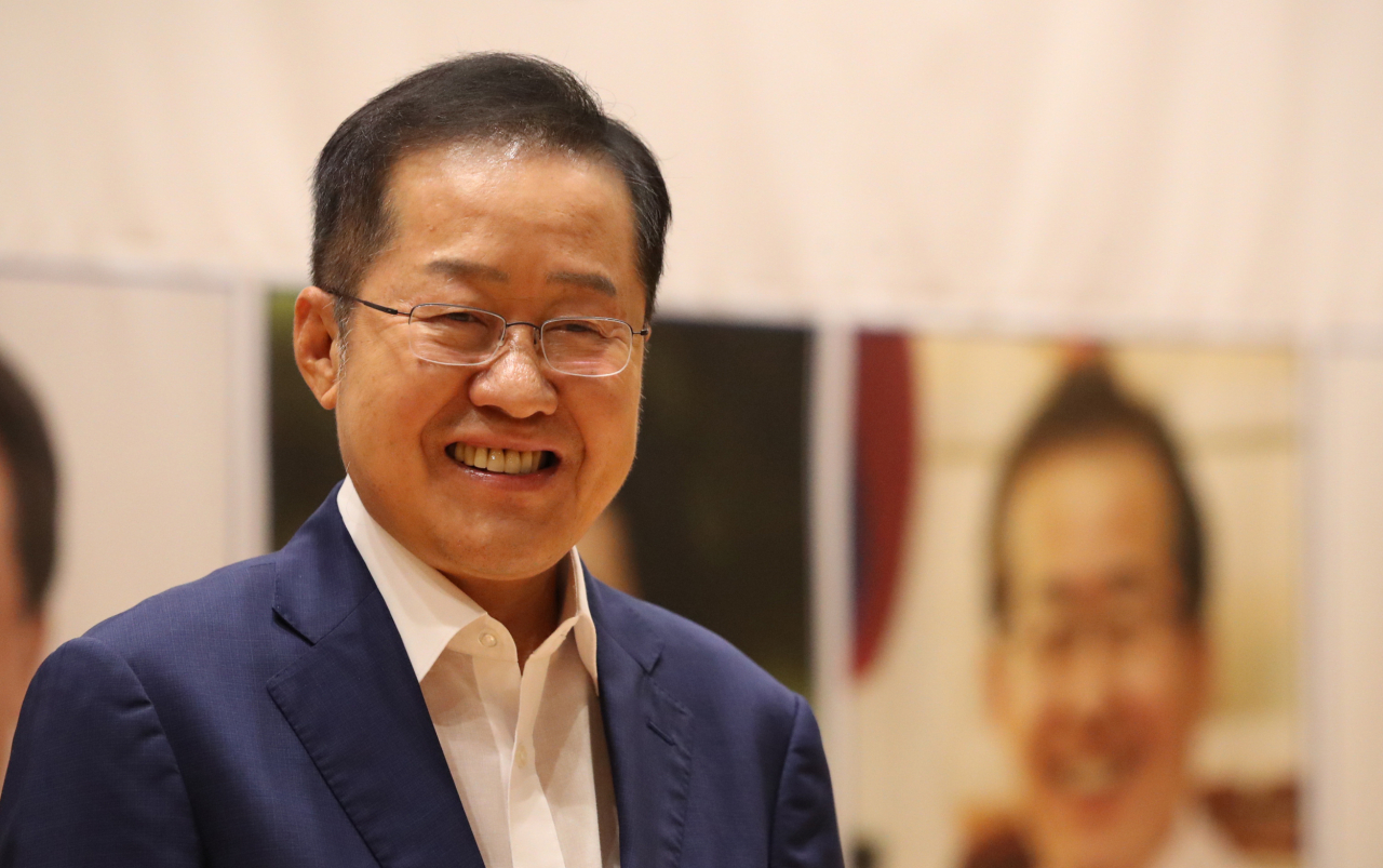 자유한국당 홍준표 전 대표가 10일 국회 의원회관에서 열린 대학생 리더십 아카데미에서 강연에 앞서 인사하고 있다. [연합]