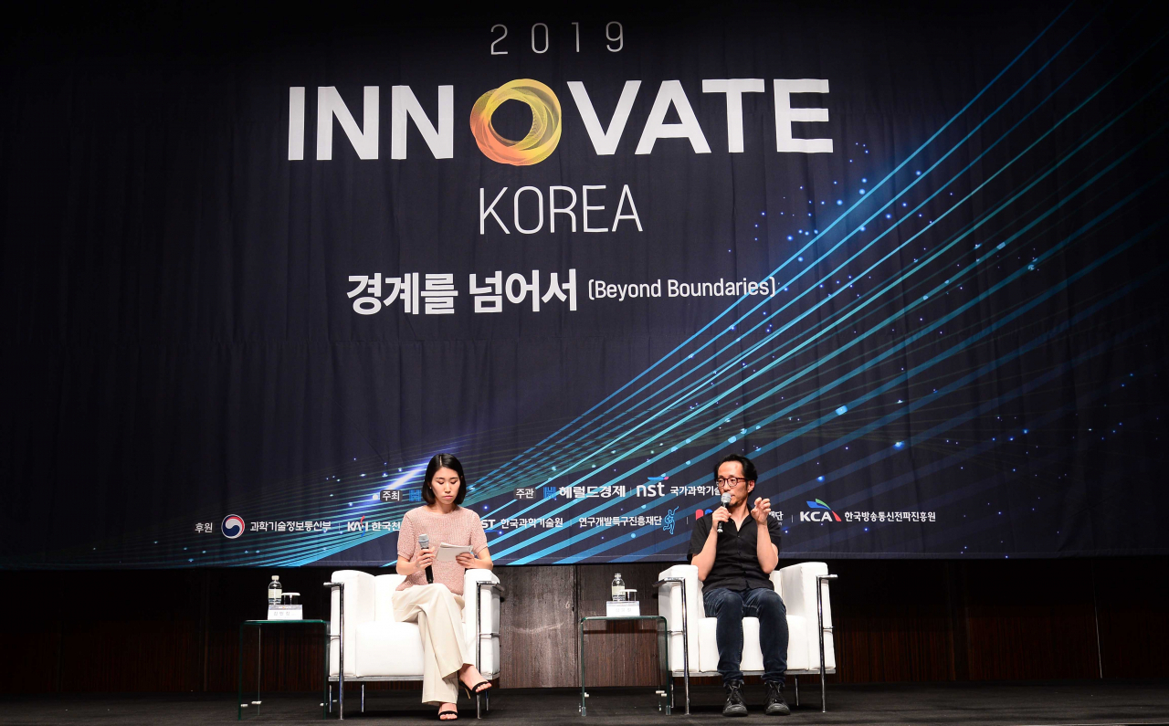 김윤철 미디어아티스트와 김민정 바라캇 서울 갤러리 큐레이터(왼편)가 10일 서울 중구 장충동 신라호텔 다이너스티룸에서 열린 '2019 이노베이트 코리아(Innovate Korea)'에서 '과학과 예술:선을 넘다'의 주제로 대담을하고 있다. 이상섭 기자 babtong@heraldcorp.com