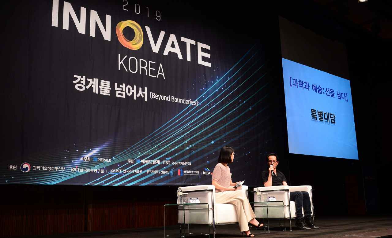 김윤철 미디어아티스트와 김민정 바라캇 서울 갤러리 큐레이터(왼편)가 10일 서울 중구 장충동 신라호텔 다이너스티룸에서 열린 '2019 이노베이트 코리아(Innovate Korea)'에서 '과학과 예술:선을 넘다'의 주제로 대담을하고 있다. 이상섭 기자 babtong@heraldcorp.com