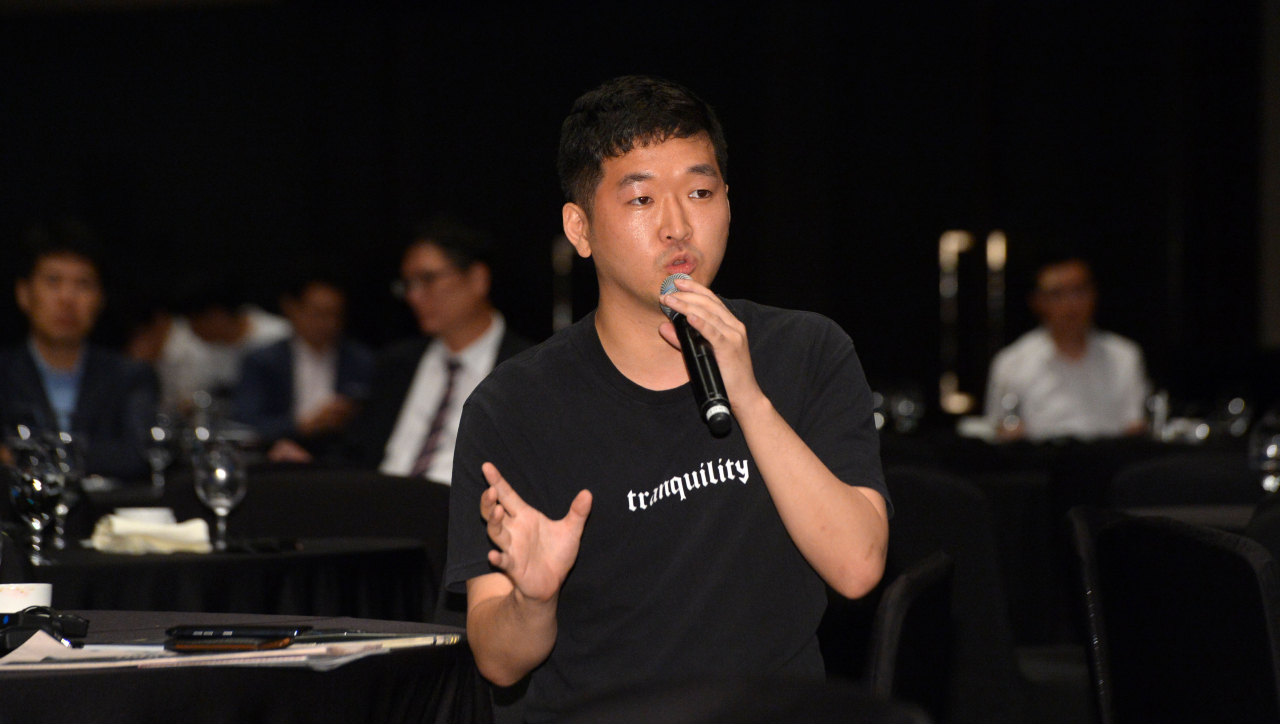 10일 서울 중구 장충동 신라호텔에서 열린 '이노베이트 코리아(Innovate Korea) 2019' 포럼에서 김윤철 미디어아티스트의 '과학과 예술: 선을 넘다'를 주제로 실시된 특별대담에서 관객이 질문을 하고 있다. 박해묵기자 mook@heraldcorp.com