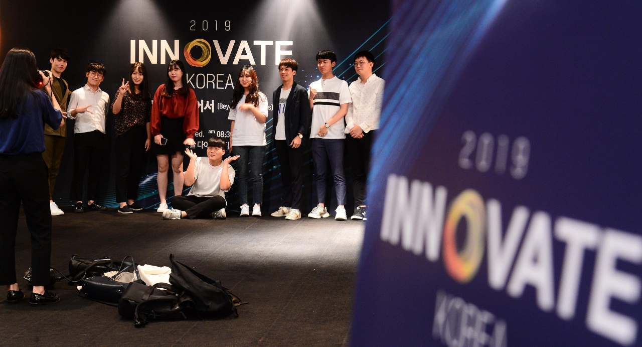 10일 서울 중구 장충동 신라호텔 다이너스티룸에서 열린 '2019 이노베이트 코리아(Innovate Korea)'가 성황리에 열린 가운데 행사장 만들어진 포토월 앞에서 참석자들이 기념사진을 찍고 있다. 이번 열린 '2019 이노베이트코리아'에서는 '경계를 넘어서(Beyond Boundaries)'를 주제로 우주와 생명에서 법과 예술까지, 빠르게 변해가고 있는 우리의 삶을 종합적인 시각에서 진단한다. 이상섭 기자 babtong@heraldcorp.com