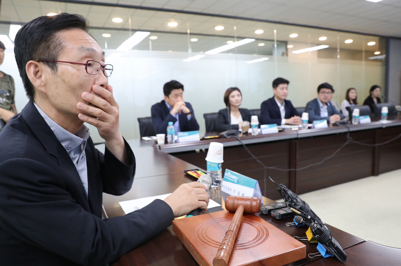 주대환 바른미래당 혁신위원장이 지난 10일 서울 여의도 당사에서 열린 기자회견 도중 생각에 잠겨 있다. [연합]