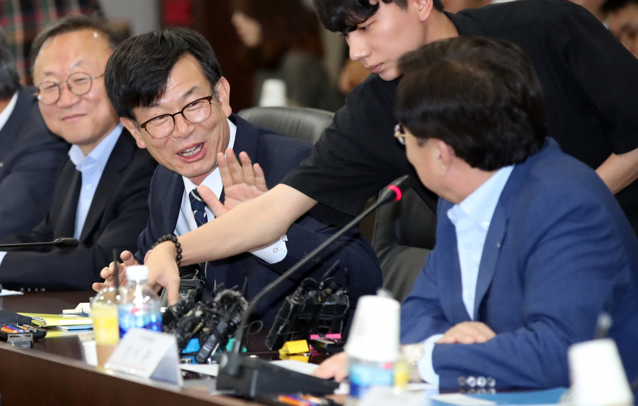 김상조 청와대 정책실장(오른쪽 두번째)이 지난 10일 서울 여의도 중소기업중앙회에서 중소기업인들과 소통 간담회를 하던 중 김기문 중기중앙회장의 인사말에 손사래를 치고 있다. [연합]