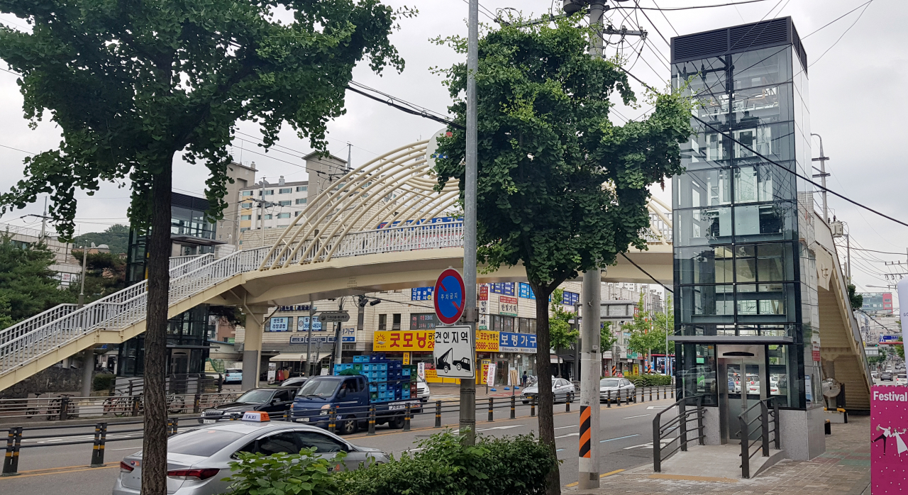 가곡초교 앞 육교에 새롭게 조성된 승강기. [강서구 제공]