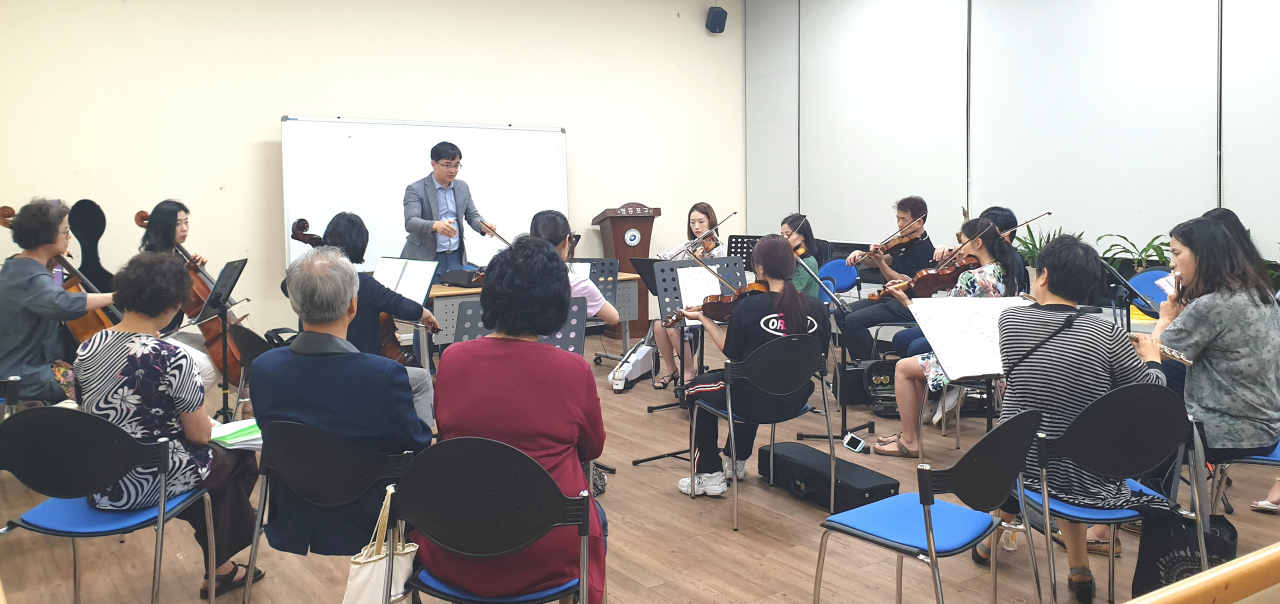 영등포 볼런티어 오케스트라 단원들이 창단식에서 연주할 곡을 연습하고 있다. [영등포구 제공]