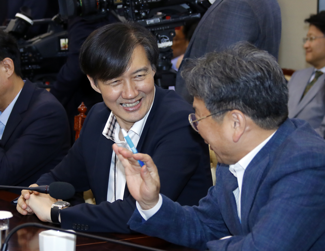 조국 청와대 민정수석이 8일 오후 청와대에서 수석보좌관 회의가 열리기에 앞서 강기정 정무수석과 얘기를 나누고 있다. [연합]