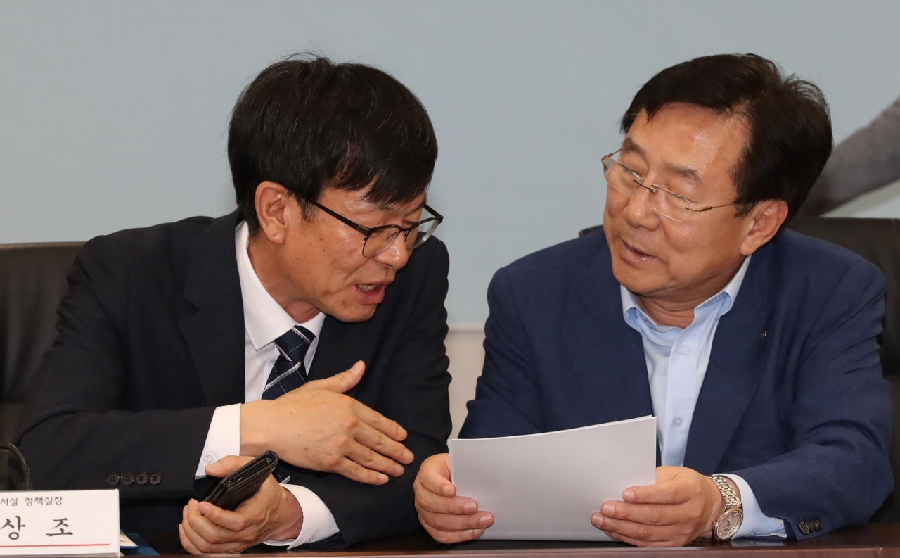 김상조 청와대 정책실장(왼쪽)이 지난 10일 서울 여의도 중소기업중앙회에서 중소기업인들과 소통 간담회를 하던 중 김기문 중기중앙회장과 이야기를 나누고 있다. 연합뉴스