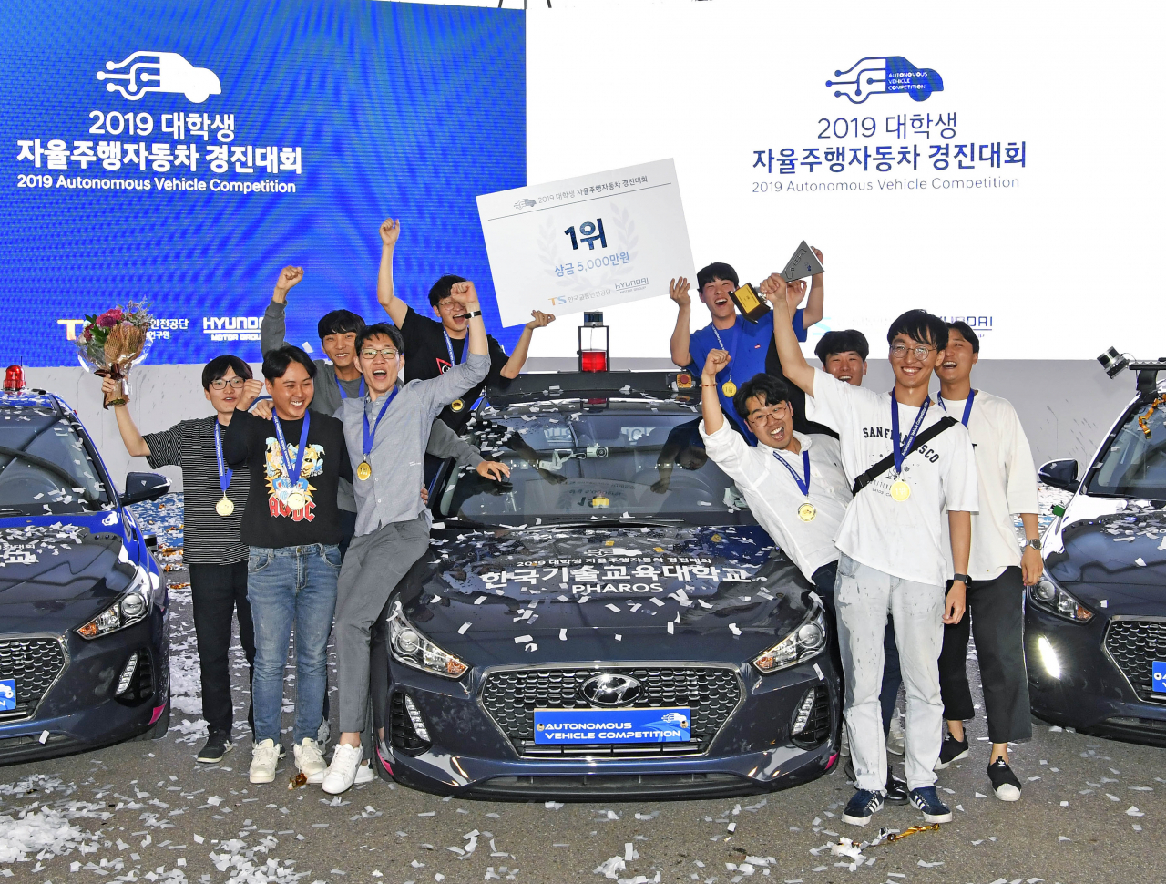 2019 대학생 자율주행자동차 경진대회에서 우승을 차지한 한국기술교육대학교팀이 기념 사진을 촬영하는 있다. [현대차 제공]