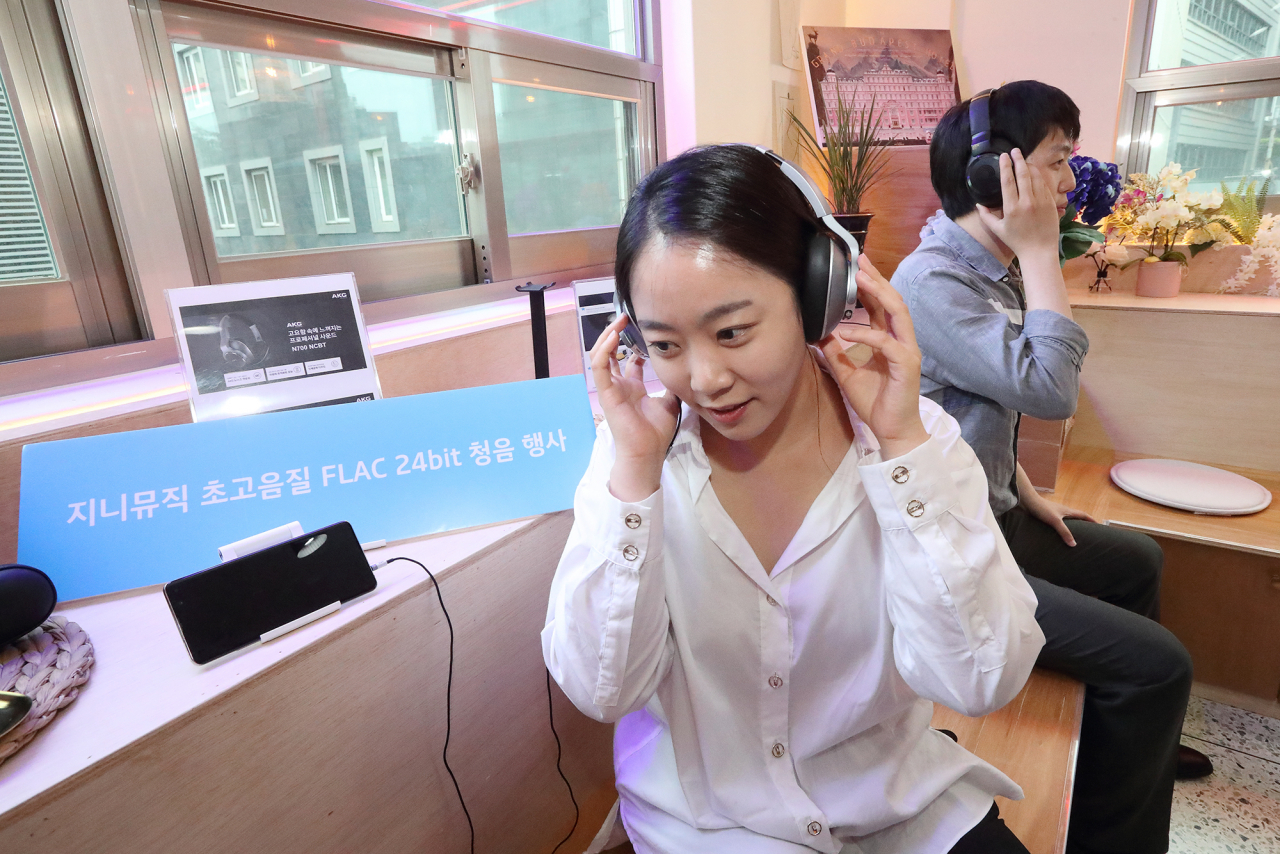 지니뮤직 모델이 서울시 종로구 인사동 ‘인사라운지’에서 FLAC 24비트 음원을 직접 체험하고 있다. [지니뮤직 제공]