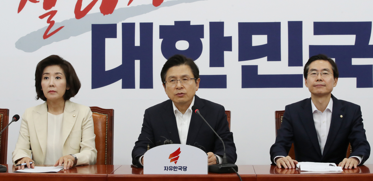 황교안 자유한국당 대표가 11일 국회에서 열린 최고위원회의에서 발언하고 있다. [연합]