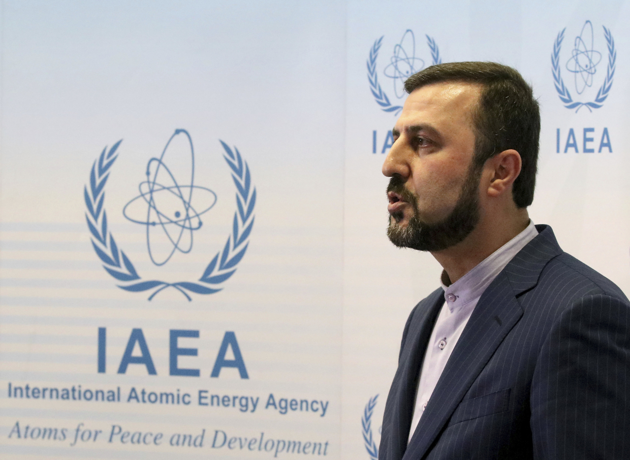 카젬 가리브 아바디 IAEA 주재 이란 대사가 10일(현지시간) 오스트리아 빈에서 열린 국제원자력기구(IAEA) 회의를 마치고 기자회견 자리에서 말하고 있다.[AP]