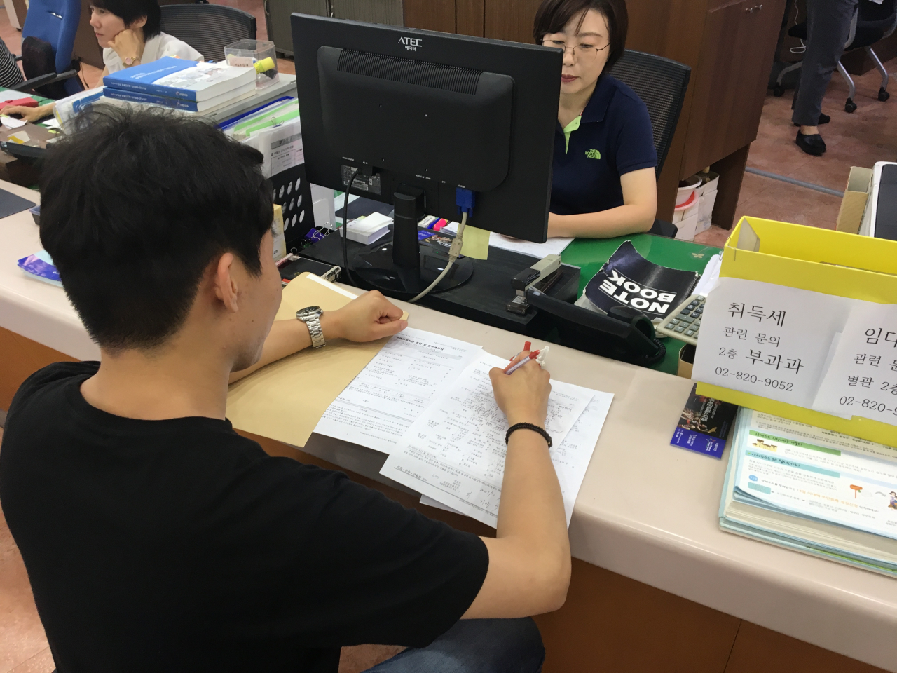 동작구청 부동산정보과에서 한 민원인이 서류를 작성하고 있다. [동작구 제공]