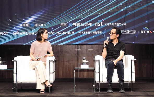 김윤철 미디어아티스트와 김민정 바라캇 서울 갤러리 큐레이터(사진 왼쪽)가 10일 서울 중구 장충동 신라호텔 다이너스티룸에서 열린 ‘2019 이노베이트 코리아(Innovate Korea)’에서 ‘과학과 예술:선을 넘다’의 주제로 대담을하고 있다. 이번 열린 ‘2019 이노베이트코리아’에서는 ‘경계를 넘어서(Beyond Boundaries)’를 주제로 우주와 생명에서 법과 예술까지, 빠르게 변해가고 있는 우리의 삶을 종합적인 시각에서 진단한다. 이상섭 기자/babtong@