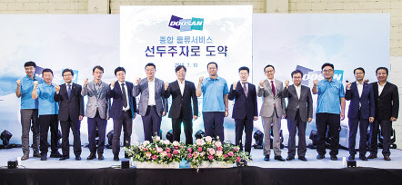 지난 10일 (주)두산 산업차량 인천공장에서 열린 ‘종합 물류서비스 선두주자 도약’ 선포식에서 동현수 (주)두산 부회장(왼쪽에서 일곱 번째), 곽상철 산업차량BG장(왼쪽에서 여섯 번째), 김환성 두산로지스틱스솔루션 대표(왼쪽에서 여덟 번째)를 비롯한 임직원과 고객들이 기념촬영을 하고 있다. [두산 제공]
