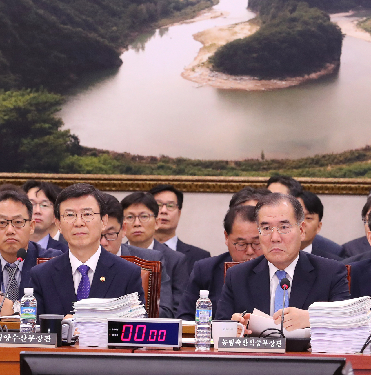 문성혁 해양수산부 장관(왼쪽), 이개호 농림축산식품부 장관이 11일 오전 열린 국회 농림축산식품해양수산위원회 전체회의에 참석해 민주평화당 소속 황주홍 위원장의 발언을 경청하고 있다. 연합뉴스
