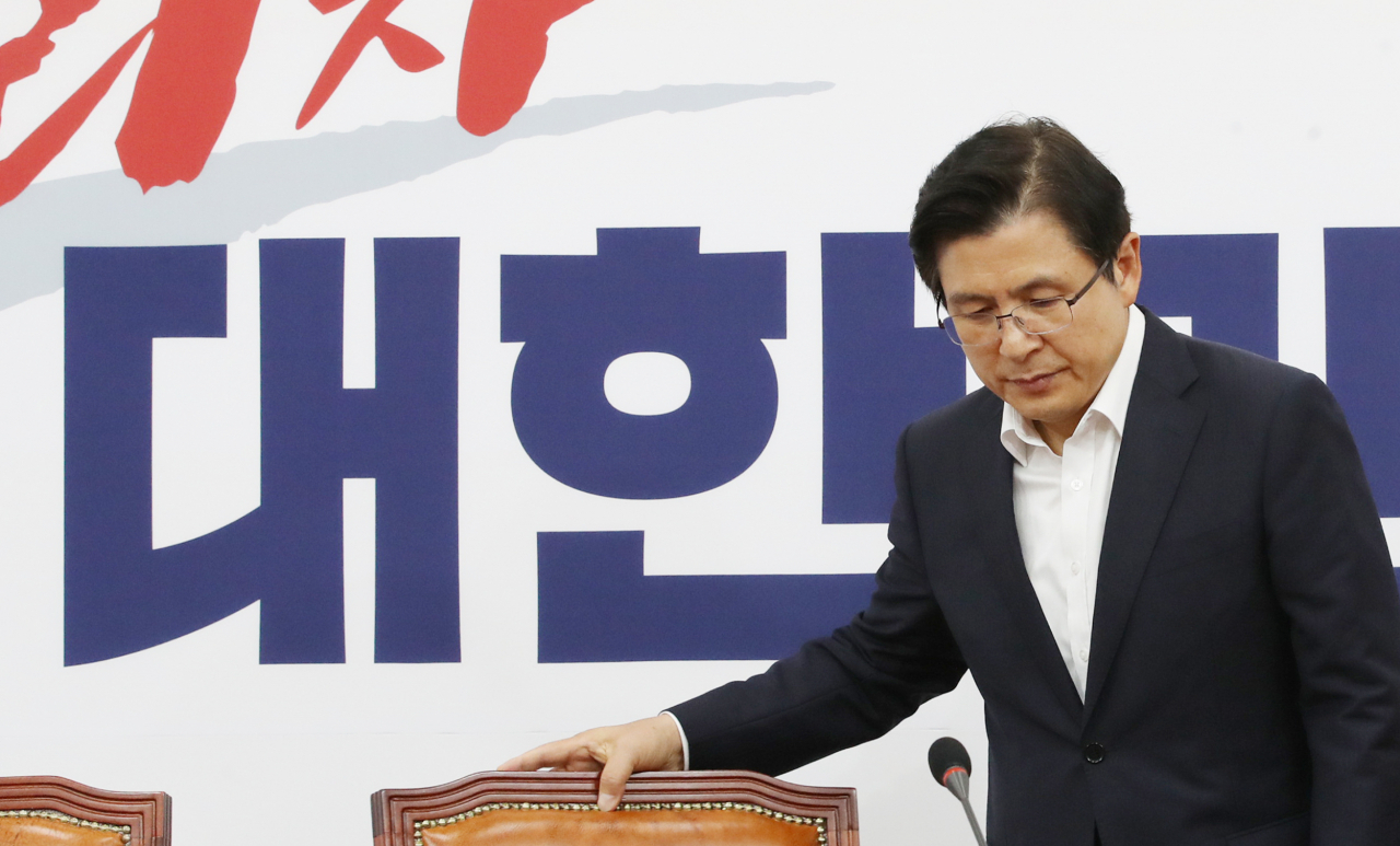 황교안 자유한국당 대표가 11일 국회에서 열린 최고위원회의에 들어서고 있다. [연합]