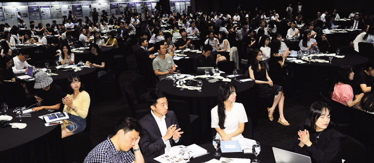 올해로 3회째를 맞은 헤럴드경제 과학기술포럼 ‘이노베이트 코리아 2019’에서는 미래를 좌우할 핵심 과학기술 연구개발에 매진하고 있는 정부출연연구기관의 성과를 한 눈에 살펴볼 수 있는 무대도 처음으로 마련됐다.
헤럴드경제는 이번 포럼에서 10개 출연연의 R＆D 성과 중 향후 세계시장을 주도할 사회·산업적 파급효과가 매우 높은 것으로 기대되는 미래유망기술을 선정해 특별 전시했다.
이날 행사장을 찾은 약 400여명의 관객들은 커피 브레이크와 점심시간을 활용해 출연연들의 우수연구성과를 둘러보면서 관심 분야에 대한 의견을 교환했다. 의료?바이오, 차세대 에너지 기술, 정보통신기술(ICT), 인공지능(AI), 첨단 소재부품에 이르기까지 다양한 분야의 기술을 한 눈에 살펴볼 수 있는 좋은 기회였다고 입을 모았다.
▶대일무역격차 해소할 소재 원천기술 ‘눈길’= 이날 전시회에 참가한 재료연구소, 에너지기술연구원, 생산기술연구원은 최근 일본의 경제보복 단행으로 독자적인 부품소재 연구개발을 서둘러야 한다는 여론에 부응해 소재·부품·장비 등의 자립화를 위한 연구개발 성과를 전시해 관객들의 눈길을 사로잡았다. 소재기술 R＆D를 주도하고 있는 재료연구소는 이번 전시에서 ‘금속 나노갭 기반 분자감지기판소재’ 기술과 ‘세라믹 3D프린팅 신기술’을 내놨다. 금속 나노갭 기반 자감지기판 소재 기술은 분자의 라만 신호를 수백만 배 이상 증폭시켜 저농도 극미량 시료에 대한 초고감도 검출을 가능하게 하는 기판소재 원천기술이다.
이정환 재료연구소 소장은 “재료연구소는 신소재 원천기술 확보에 집중해 국가기간산업 발전에 일조해 나갈 계획”이라고 말했다.
한국에너지기술연구원은 전기자동차용 리튬이온전지의 가격을 낮추고 효율은 높일 수 있는 신소재 기술을 선보였으며, 한국생산기술연구원의 배터리팩의 부피를 획기적으로 줄이고 수명도 기존보다 5배 개선한 차세대 ‘전고체전지’도 관객들의 호평을 받았다.
재료연구소 부스를 둘러본 경희대에 재학중인 김진성 씨는 “일본의 부품소재 관련 경제보복을 이겨낼 수 있는 부품소재 원천기술 개발에 정부차원의 적극적인 관심과 투자가 필요해 보인다”고 말했다.
▶환경오염 막고 안전한 차세대 에너지기술=지구온난화 등 심각한 기후변화를 초래하고, 점차 고갈되고 있는 화석연료를 대체할 친환경적이고 안전한 에너지원의 개발도 관객들의 주요 관심사 중 하나였다.
한국에너지기술연구원과 국가핵융합연구소는 이 같은 난제를 풀 해법으로 기대되는 차세대 미래에너지 기술개발 현황을 공개, 이목을 집중시켰다.
에너지기술연구원은 삼면이 바다로 싸여있는 우리나라의 지형적인 이점을 살려 세계적으로 새롭게 떠오르는 ‘염분차(鹽分差) 발전기술’을 전시했다. 해양 염분차 발전기술은 민물과 해수의 염분 농도 차이를 이용해 전기를 생산하는 기술이다. 화석연료를 전혀 사용하지 않고 발전 과정에서도 이산화탄소를 포함한 오염물질을 전혀 배출하지 않는다.
원자력을 대체해나갈 차세대 에너지원으로 급부상하고 있는 핵융합 에너지에 대한 관심도 뜨거웠다. 국가핵융합연구소는 국내 기술로 개발한 한국의 ‘인공태양’이라 불리는 초전도핵융합연구장치(KSTAR) 연구개발 성과를 전면에 내세웠다. KSTAR는 핵융합에너지의 대량생산 가능성을 실증하기 위해 우리나라를 비롯해 미국, 유럽연합(EU), 미국, 러시아, 일본, 중국 등 7개국이 함께 프랑스 카다라쉬에 건설중인 국제핵융합실험로(ITER)의 축소판으로 불리고 있다.
유석재 국가핵융합연구소 소장은 “핵융합 에너지는 원자력과 달리 사고 위험이 없는 안전한 에너지”라면서 “향후 1억도 이상의 초고온 플라즈마를 300초 이상 유지하는 등 핵융합에너지 실현을 위한 선도적 연구를 수행해 나갈 계획”이라고 말했다.
▶질병치료 등 국민 삶의 질 향상도 큰 관심=한국생명공학연구원, 한국전기연구원, 한국표준과학연구원 등은 질병, 재난 등 국가사회문제 해결을 통한 국민 삶의 질 향상을 위한 연구성과를 대거 선보였다.
한국전기연구원은 췌장암을 조기진단하고 치료할 수 있는 ‘췌장암 표적치료용 형광복강경 및 광역학 기술’을 선보였다. 고출력 LED 광원과 반도체 레이저를 이용해 빛으로 암을 정확하게 진단하고 표적치료 할 수 있는 차세대 암 치료 기술이다. 최규하 한국전기연구원 원장은 “빛과 레이저를 활용해 생존율이 낮은 췌장암과 같은 질병을 조기진단하고 치료할 수 있게 될 것”이라고 말했다.
한국표준과학연구원은 바이오분석표준센터 연구팀이 차세대염기서열해독 기술을 이용해 한국인의 유전체를 정밀하게 해독, 국제 표준 규격의 인정을 받아 세계 두 번째, 아시아 최초로 한국인 유전체 표준물질로 등록한 연구성과를 전시했다.
한국인 유전체 표준물질이 개발되면 그동안 전량 수입에 의존하던 서양인 유전체 표준물질을 대체하게 될 것으로 기대된다.
한국식품연구원은 한국인의 주요 식음료 재료인 오미자, 도토리, 대파 추출물이 체중 증가와 지방간 발생을 현격하게 낮추는 효과를 확인한 연구성과를 처음 공개했다.
이곳을 찾은 곽성권 대전테크노파크 홍보팀장은 “이 같은 연구를 고도화시켜 사회적 문제로 대두되고 있는 비만과 지방간을 개선할 수 있는 신약이 탄생하기를 기대한다”고 말했다.
한국생명공학연구원은 인간의 ‘소장’과 빼닮은 장기를 제작해 영장류와 같은 동물 실험이나 임상 시험을 대체할 수 있는 ‘소장 오가노이드’를 선보였다. 김장성 한국생명공학연구원 원장은 “인체 소장과 유사한 기능을 갖춘 세계 최고 수준의 오가노이드 모델을 만들었다”면서 “생명연은 바이오 연구의 구심체 역할을 통해 4차 산업혁명 및 바이오경제 시대를 견인하고 미래 성장동력 창출을 주도해 나갈 것”이라고 밝혔다.
이외에도 4차산업혁명시대 핵심 키워드인 인공지능(AI) 관련 기술을 전시한 한국전자통신연구원의 부스에도 많은 관객들이 몰려 높은 관심도를 입증했다.
구본혁 기자/nbgkoo@heraldcorp.com