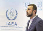 카젬 가리브 아바디 IAEA 주재 이란 대사가 10일(현지시간) 오스트리아 빈에서 열린 국제원자력기구(IAEA) 회의를 마치고 기자회견 자리에서 말하고 있다. [AP]