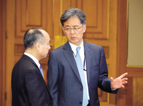 김현종 청와대 국가안보실 2차장(오른쪽)이 지난 4일 오후 청와대에서 열린 문재인 대통령과 손정의 일본 소프트뱅크 그룹 회장 만남에 앞서 손 회장과 얘기를 나누고 있다.  [연합]